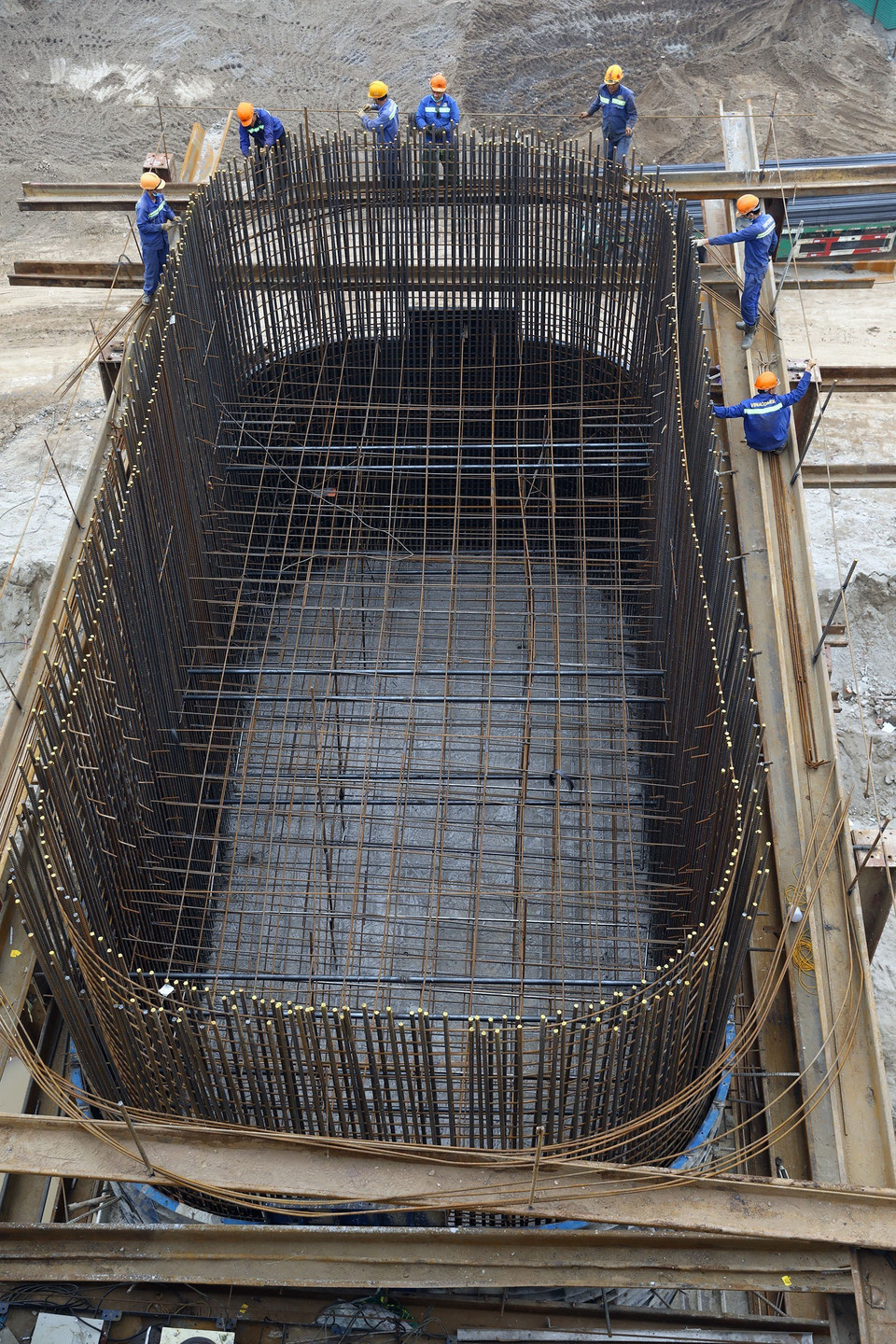 Thi công móng trụ cầu chính tại khu vực bãi bồi sông Hồng. (Ảnh: Huy Hùng/TTXVN)