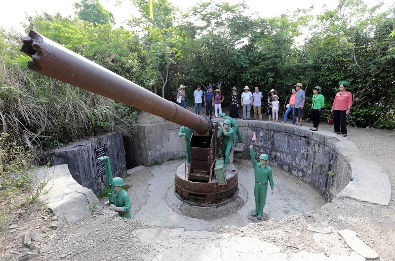 Du khách tham quan pháo đài thần công ở thị trấn Cát Bà. (Ảnh: Trần Việt/TTXVN)