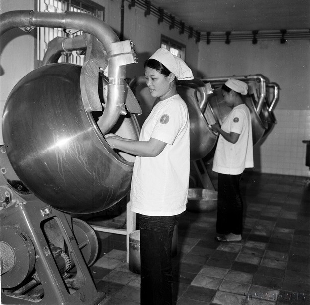 Sau ngày giải phóng, công nhân nhà máy sản xuất thuốc âu dược Hadzer Sài Gòn đẩy mạnh sản xuất nhiều loại thuốc phục vụ việc phòng, chữa bệnh cho nhân dân (7/1975). (Ảnh: Quang Thành/TTXVN)