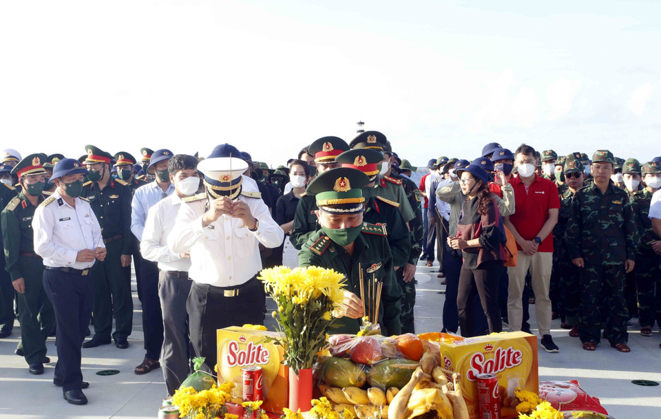 Lễ tưởng niệm các anh hùng, liệt sỹ hy sinh bảo vệ vùng biển, đảo Tổ quốc. (Ảnh: Quân Trang/TTXVN)