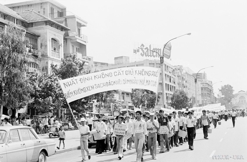 Sau ngày giải phóng, Hội Liên hiệp Thanh niên, Sinh viên Sài Gòn-Gia Định tổ chức chiến dịch bài trừ văn hóa đồ trụy phản động, xây dựng nền văn hóa lành mạnh (7/1975). (Ảnh: Văn Bảo/TTXVN)