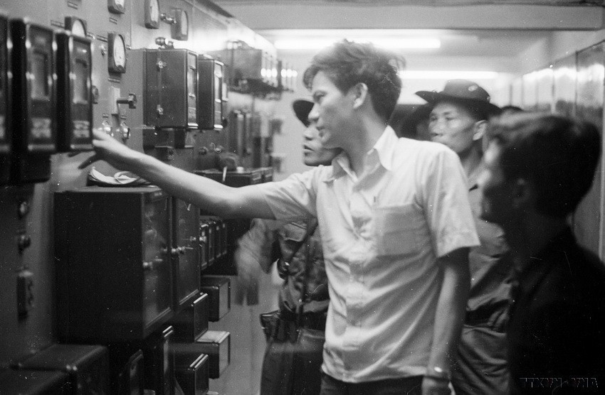 Sau ngày giải phóng, công nhân nhà máy điện Chợ Quán (Sài Gòn) trở lại làm việc để cung cấp điện cho sản xuất và đời sống nhân dân thành phố (1975). (Ảnh: Vũ Tạo/TTXVN)