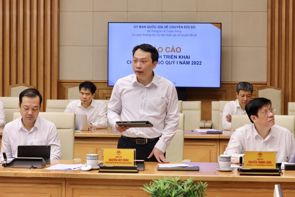 Thứ trưởng Bộ Thông tin và Truyền thông Nguyễn Huy Dũng báo cáo tình hình triển khai chuyển đổi số quý 1. (Ảnh: Lâm Khánh/TTXVN)