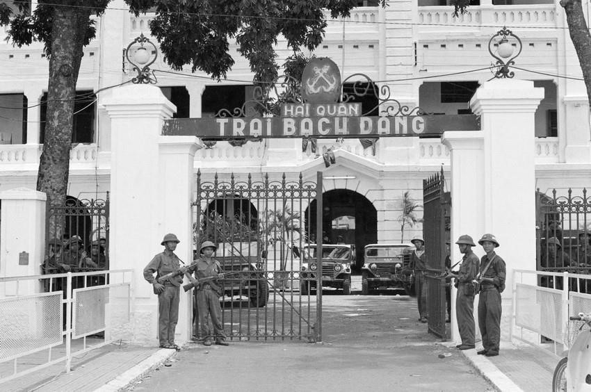 Quân giải phóng làm chủ Cảng Bạch Đằng thuộc Bộ Tư lệnh Hải quân ngụy. (Ảnh: Vũ Tạo/TTXVN)