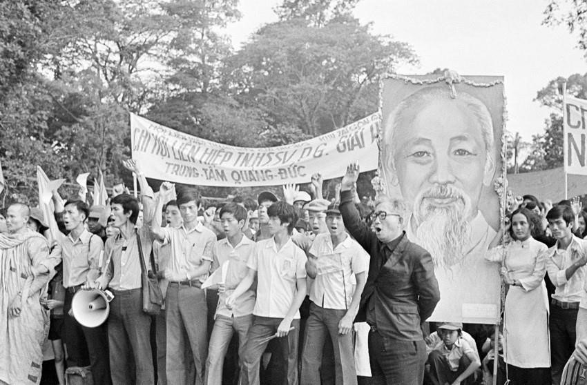 Học sinh, sinh viên Sài Gòn tham gia míttinh mừng Ủy ban Quân quản thành phố ra mắt, ngày 7/5/1975. (Ảnh: TTXVN)