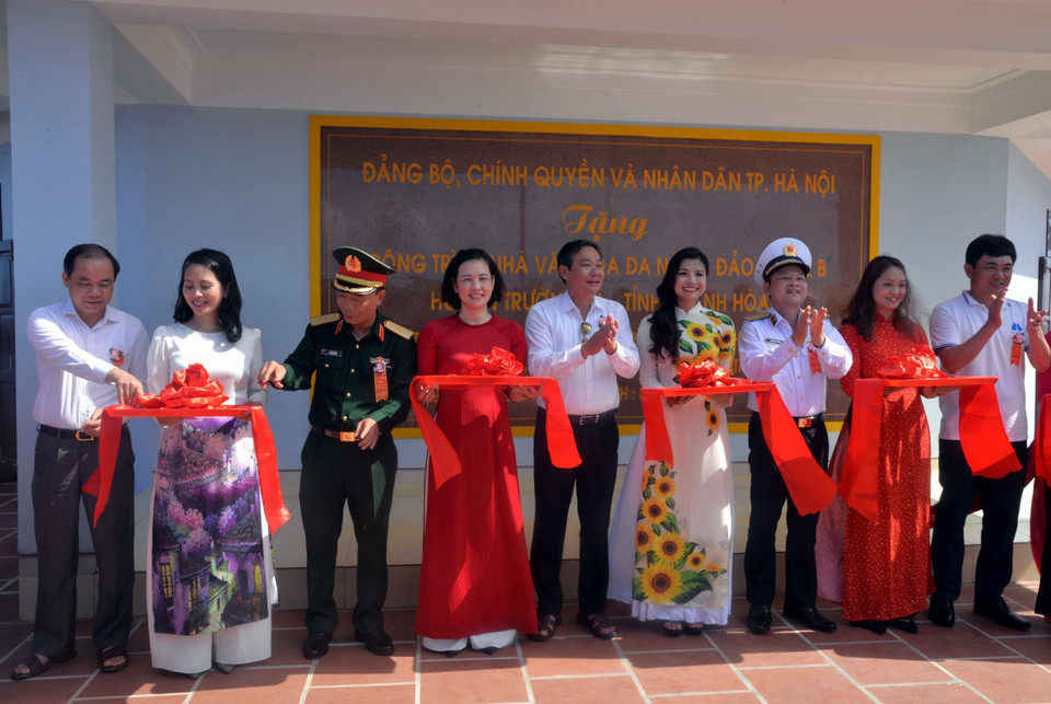 Lễ cắt băng khánh thành Nhà văn hóa đa năng trên đảo Núi Le B. (Ảnh: Quân Trang/TTXVN)