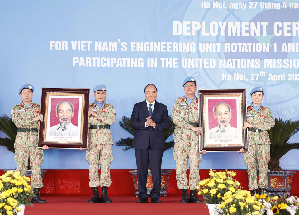 Chủ tịch nước Nguyễn Xuân Phúc tặng tranh chân dung Chủ tịch Hồ Chí Minh cho cán bộ, chiến sỹ trước khi lên đường làm nhiệm vụ. 