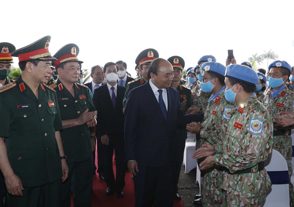 Chủ tịch nước Nguyễn Xuân Phúc động viên các cán bộ, chiến sỹ trước khi lên đường làm nhiệm vụ. (Ảnh: Thống Nhất/TTXVN)