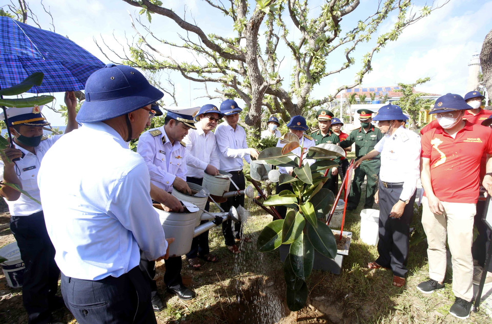 Trồng cây lưu niệm trên xã đảo Song Tử Tây. (Ảnh: Quân Trang/TTXVN)