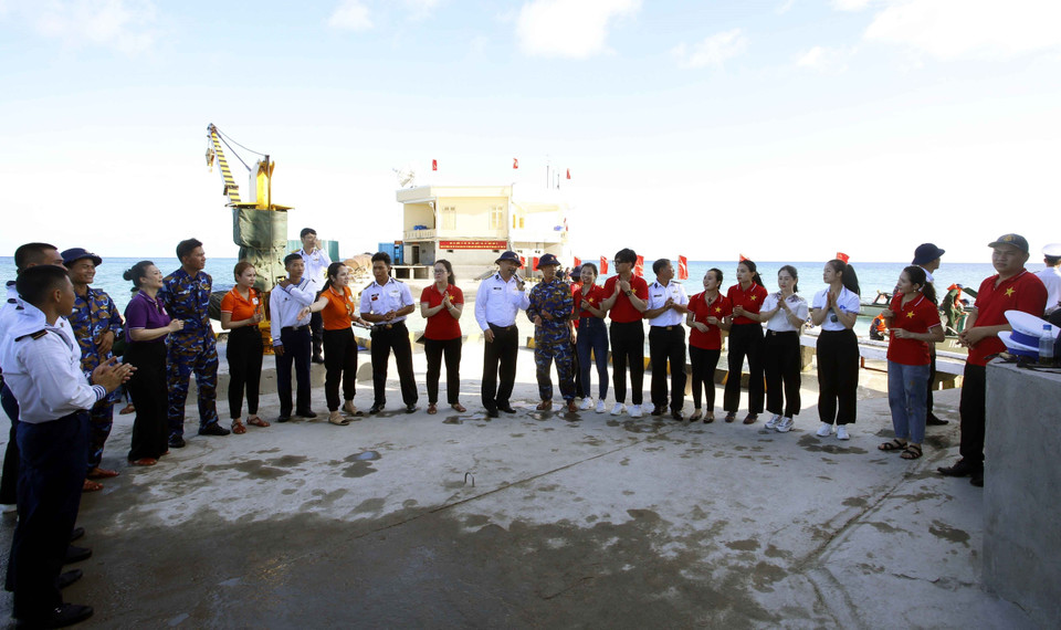 Giao lưu văn hóa văn nghệ với cán bộ, chiến sỹ trên đảo Tốc Tan A. (Ảnh: Quân Trang/TTXVN)