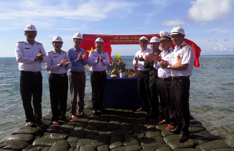 Lễ khởi công Nhà văn hóa đa năng trên đảo Đá Đông C. (Ảnh: Quân Trang/TTXVN)