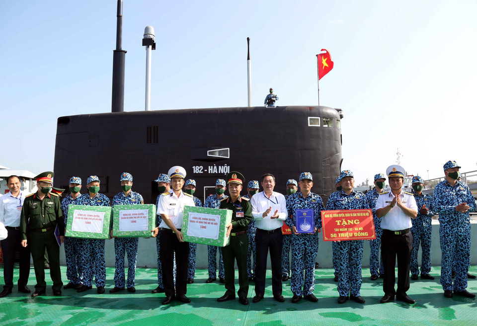 Tặng quà cán bộ, chiến sỹ Lữ đoàn 189, Lữ đoàn 146 Vùng 4 Hải quân. (Ảnh: Quân Trang/TTXVN)