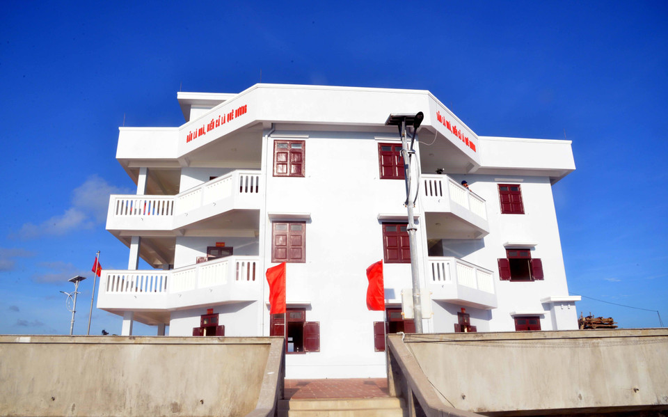 Nhà văn hóa đa năng mới được xây dựng khang trang trên đảo Núi Le B. (Ảnh: Quân Trang/TTXVN)