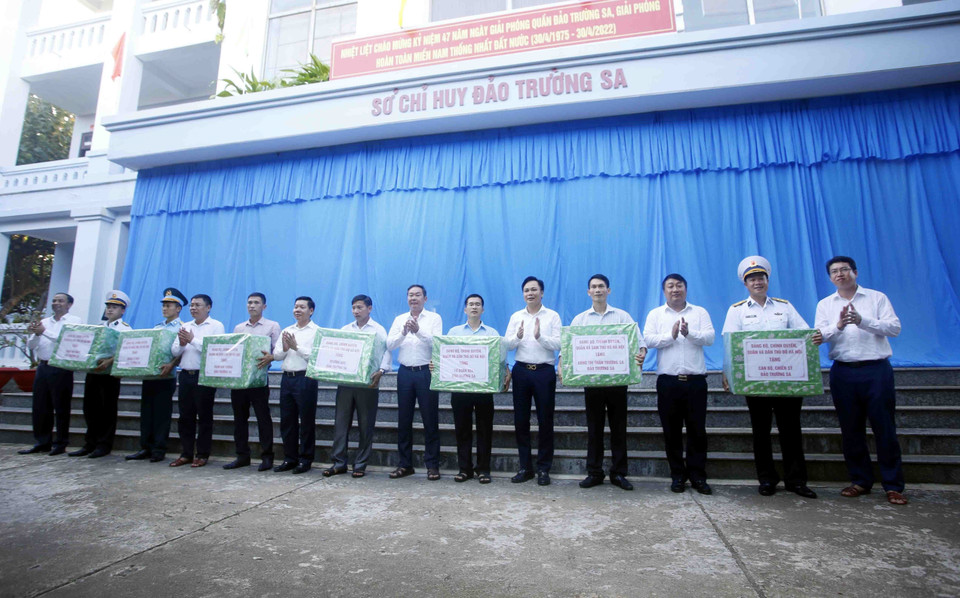 Đoàn công tác tặng quà cán bộ, chiến sĩ trên đảo Trường Sa. (Ảnh: Quân Trang/TTXVN)