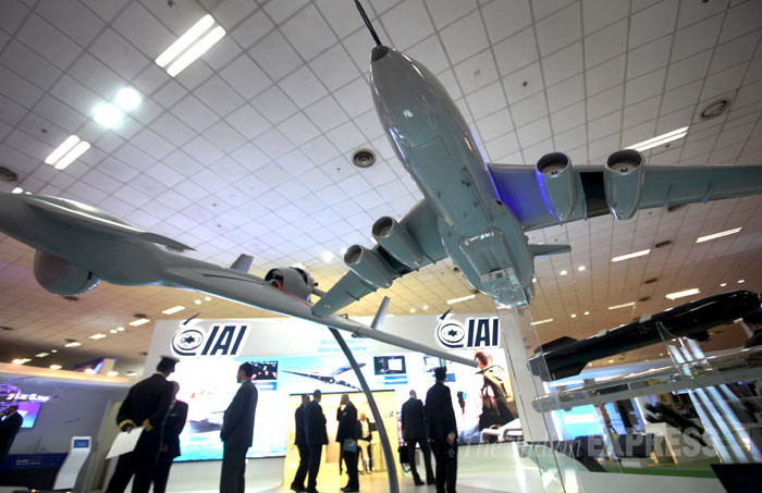 Các mô hình máy bay vận tải được trưng bày tại Defexpo India 2014 tại New Delhi. (Ảnh: Oinam Anand)