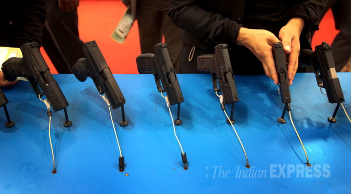 Các mẫu súng lục được trưng bày tại triển lãm. (Ảnh: Oinam Anand)