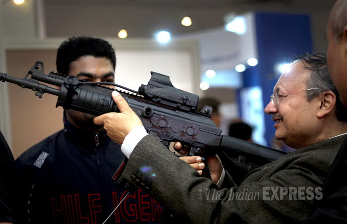 Một mẫu súng trường tấn công được giới thiệu tại triển lãm. (Ảnh: Oinam Anand)