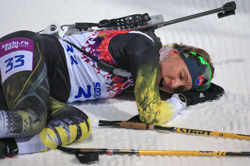 Vận động viên Anastasiya Kuzmina của Slovakia gặp chấn thương khi tham dự môn trượt tuyết bắn súng. (Nguồn: Getty)