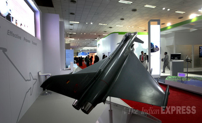 Mô hình máy bay chiến đấu Typhoon của châu Âu được trưng bày tại Defexpo India 2014. (Ảnh: Oinam Anand)