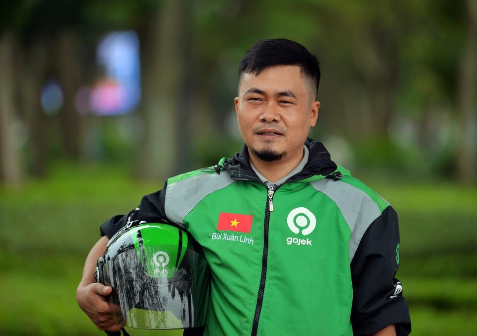 Tài xế Bùi Xuân Linh nhận thấy ứng dụng Gojek dễ dùng, phục vụ công việc đầu cuối thuận lợi hơn. Anh tin rằng ứng dụng mới sẽ đem lại mức thu nhập tốt hơn cho công việc của mình và Gojek sẽ mang lại cho thị trường Việt Nam nhiều sản phẩm và dịch vụ mới trong thời gian sắp tới. (Ảnh: PV/Vietnam+)
