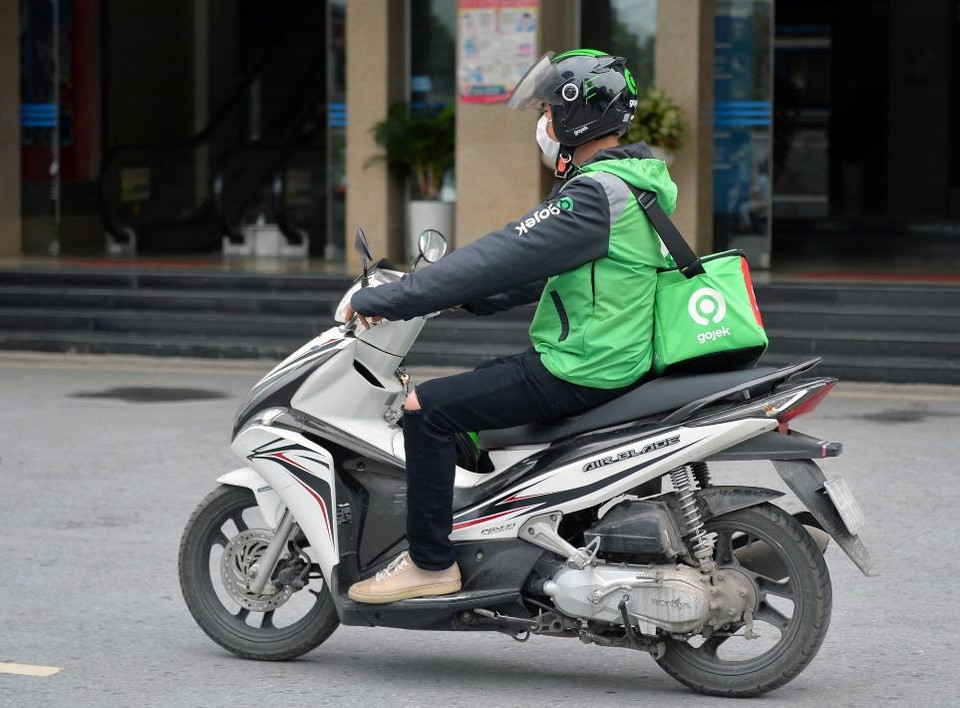 Trong bộ đồng phục và trang bị mới, các đối tác tài xế thấy khá thoải mái khi thực hiện các chuyến đi thực hiện bởi GoRide, Go Food, Go Send. (Ảnh: PV/Vietnam+)