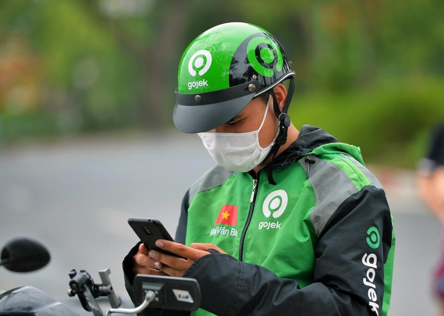 Theo đối tác tài xế Mai Văn Ba, ứng dụng mới khá thân thiện và dễ sử dụng. Trong buổi sáng anh nhận được nhiều phản hồi tốt từ khách hàng. (Ảnh: PV/Vietnam+)