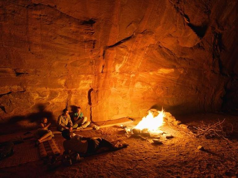 Cắm trại, chiêm ngưỡng bầu trời đầy sao tuyệt đẹp vào ban đêm ở sa mạc Wadi Rum. Đặc biệt, tới đây, du khách có thể ở cùng những người Bedouin hiếu khách, cùng trò chuyện và trải nghiệm cuộc sống du mục thú vị. (Nguồn: NatGeo)