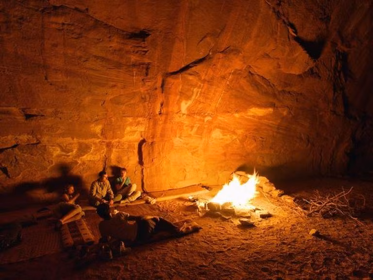 Cắm trại, chiêm ngưỡng bầu trời đầy sao tuyệt đẹp vào ban đêm ở sa mạc Wadi Rum. Đặc biệt, tới đây, du khách có thể ở cùng những người Bedouin hiếu khách, cùng trò chuyện và trải nghiệm cuộc sống du mục thú vị. (Nguồn: NatGeo)