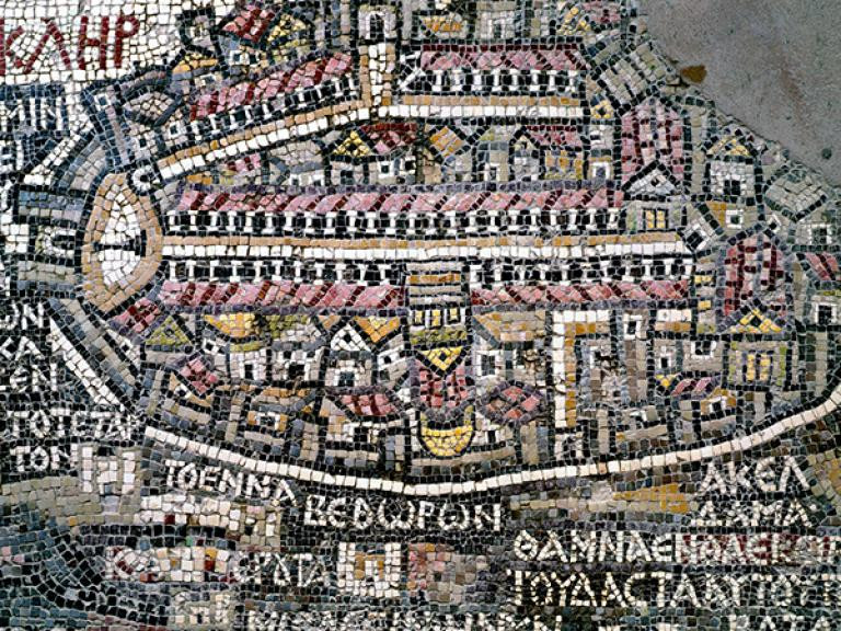 Bản đồ cổ xưa nhất về vùng đất thánh được tạo thành từ hàng triệu viên đá màu sắc trên sàn một nhà thờ cổ ở Madaba. (Nguồn: NatGeo)