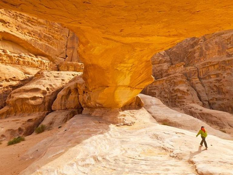 Sa mạc Wadi Rum từng được lựa chọn làm bối cảnh cho nhiều bộ phim Hollywood như Indiana Jones, The Martian, Lawrence of Arabia… Nơi đây nổi bật với phong cảnh siêu thực của đa sa thạch đỏ sừng sững, khiến du khách phải ngỡ ngàng. (Nguồn: NatGeo)