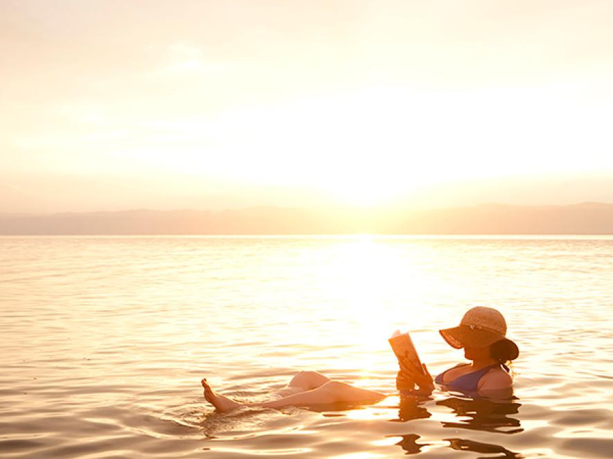 Thả nổi người bồng bềnh, thư thả đọc báo ở Biển Chết. Biển Chết là điểm thấp nhất trên bề mặt trái đất, có hàm lượng muối cao nhất, mặn nhất thế giới. Chính vì hàm lượng muối trong biển rất cao nên sức đẩy của nước rất lớn, khiến bạn không bao giờ bị chìm. (Nguồn: NatGeo)