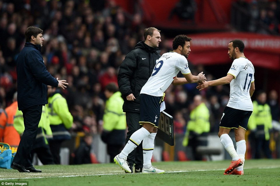 Sau hai bàn thua, Tottenham đã có sự thay đổi người.