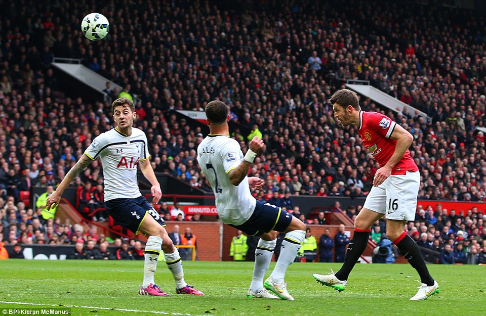 Chỉ 10 phút sau, Michael Carrick cũng đã lên tiếng...