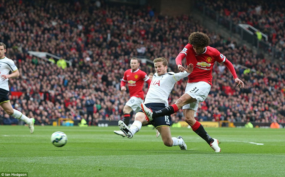 Ngay phút thứ 9 của trận đấu, Fellaini đã lên tiếng với pha dứt điểm chéo góc...