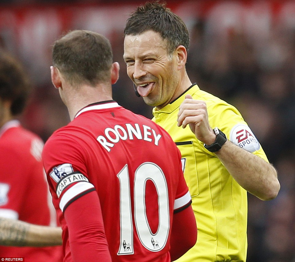 Trọng tài Mark Clattenburg trêu đùa Rooney.