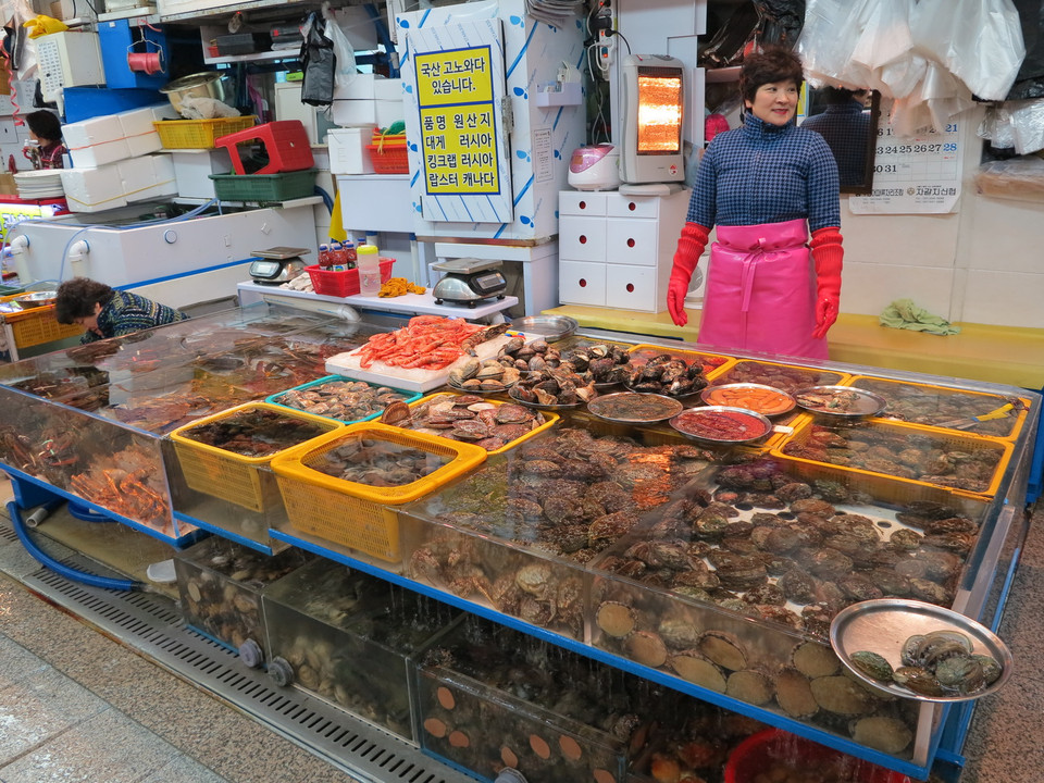 Cũng có những gia đình mới đến khu chợ kinh doanh nhưng hầu hết những người buôn bán ở đây đều gắn bó với chợ khá lâu. 