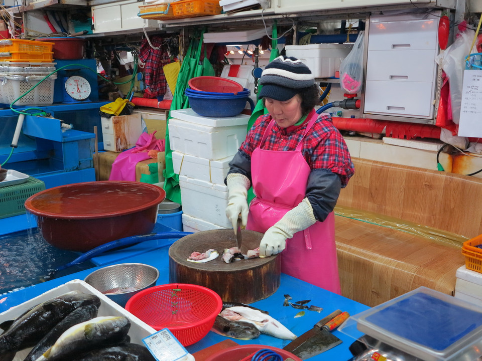 Chợ họp từ 6h sáng cho đến 9h tối. Đa số những người bán hàng tại chợ là phụ nữ trung niên.