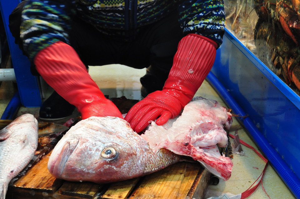 Một người bán hàng ở chợ cá cho biết, trung bình hàng tháng cửa hàng của bà trừ hết các chi phí cũng lãi được khoảng từ 2.500-3.000 USD. (Ảnh: Thanh Thảo/Vietnam+)