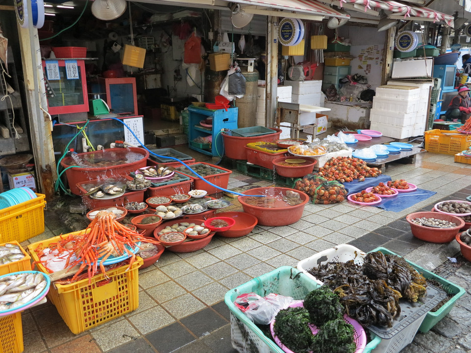 Các mặt hàng hải sản đa dạng được bày bán.