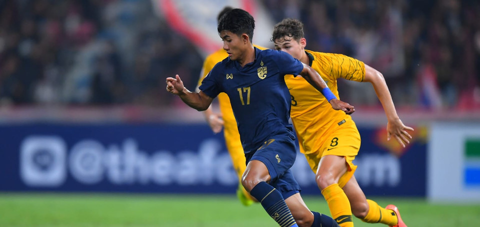 ...với sự cơ động của ngôi sao trẻ Suphanat. (Nguồn: AFC)