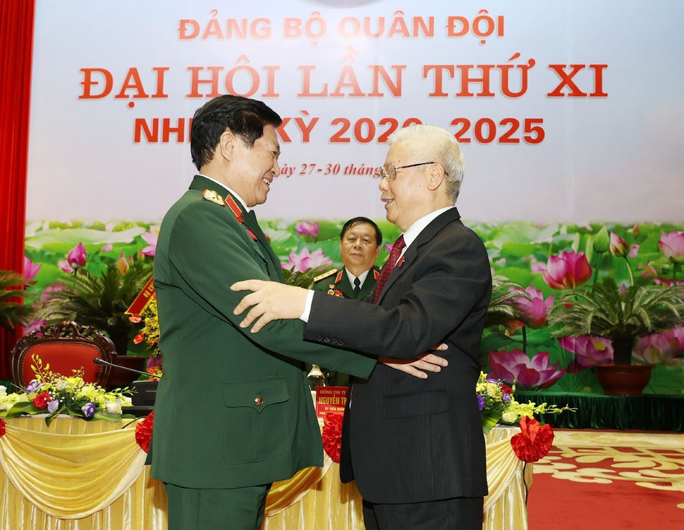 Tổng Bí thư, Chủ tịch nước Nguyễn Phú Trọng, Bí thư Quân ủy Trung ương và Đại tướng Ngô Xuân Lịch, Ủy viên Bộ Chính trị, Phó Bí thư Quân ủy Trung ương, Bộ trưởng Bộ Quốc phòng. (Ảnh: Trí Dũng/TTXVN)