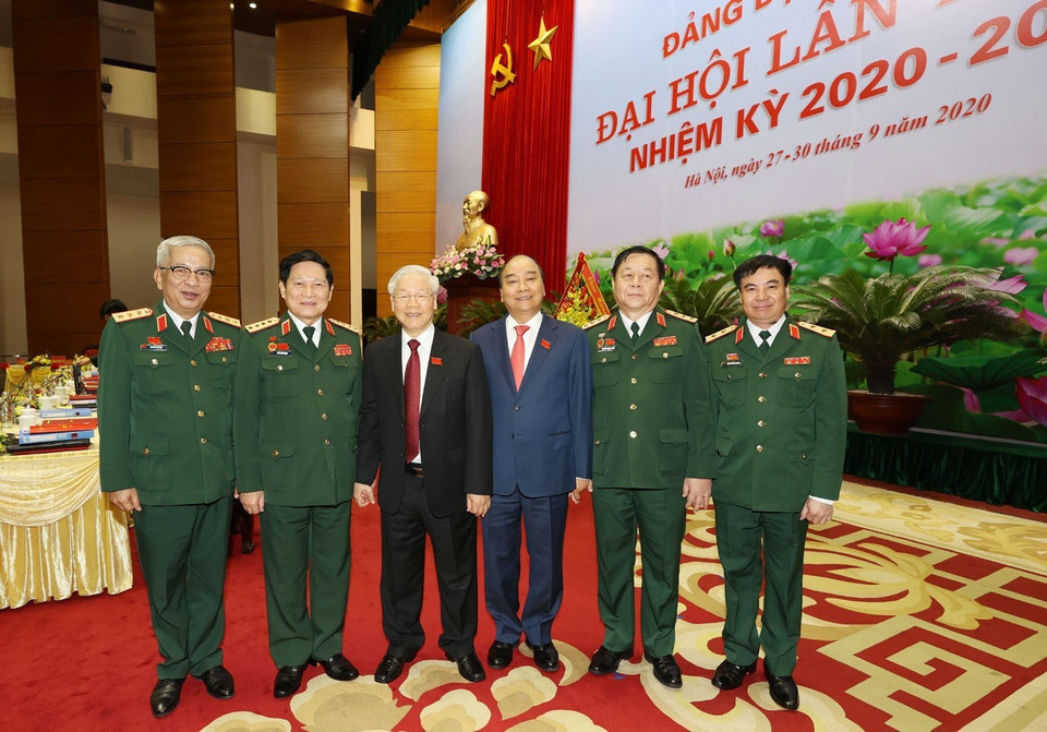 Tổng Bí thư, Chủ tịch nước Nguyễn Phú Trọng, Bí thư Quân ủy Trung ương và đồng chí Nguyễn Xuân Phúc, Ủy viên Bộ Chính trị , Thủ tướng Chính phủ ,Ủy viên Thường vụ Quân ủy Trung ương cùng Đại tướng Ngô Xuân Lịch, Ủy viên Bộ Chính trị, Phó Bí thư Quân ủy Trung ương, Bộ trưởng Bộ Quốc phòng với các đại biểu. (Ảnh: Trí Dũng/TTXVN)