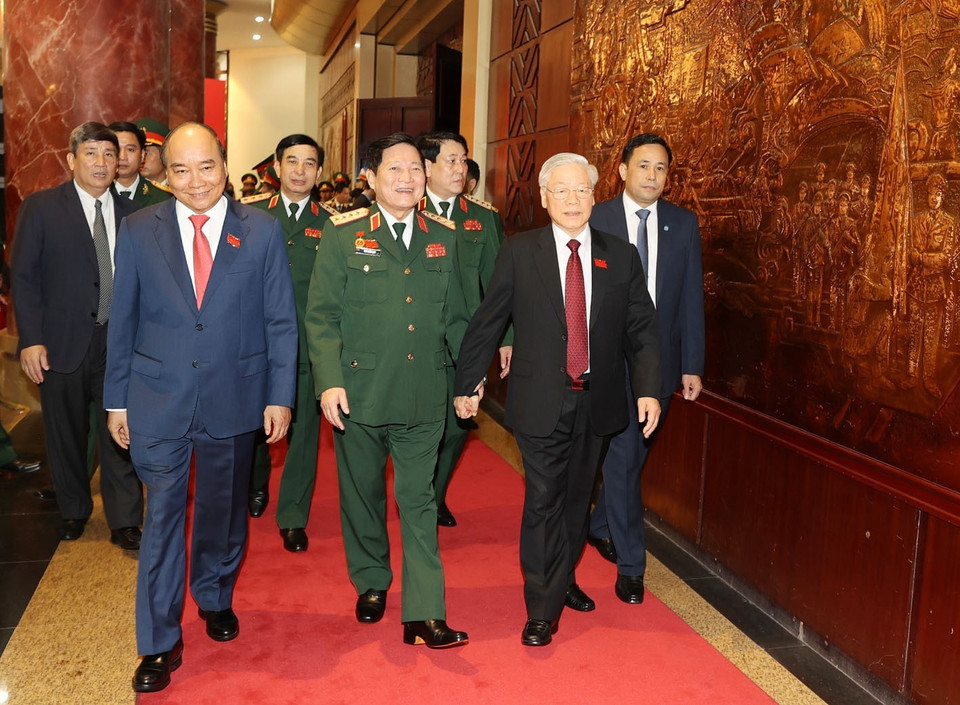 Tổng Bí thư, Chủ tịch nước Nguyễn Phú Trọng, Bí thư Quân ủy Trung ương và đồng chí Nguyễn Xuân Phúc, Ủy viên Bộ Chính trị , Thủ tướng Chính phủ ,Ủy viên Thường vụ Quân ủy Trung ương cùng Đại tướng Ngô Xuân Lịch, Ủy viên Bộ Chính trị, Phó Bí thư Quân ủy Trung ương, Bộ trưởng Bộ Quốc phòng. (Ảnh: Trí Dũng/TTXVN)