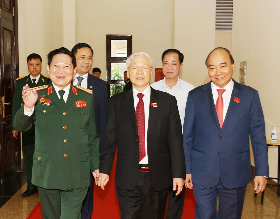 Tổng Bí thư, Chủ tịch nước Nguyễn Phú Trọng, Bí thư Quân ủy Trung ương và đồng chí Nguyễn Xuân Phúc, Ủy viên Bộ Chính trị , Thủ tướng Chính phủ ,Ủy viên Thường vụ Quân ủy Trung ương cùng Đại tướng Ngô Xuân Lịch, Ủy viên Bộ Chính trị, Phó Bí thư Quân ủy Trung ương, Bộ trưởng Bộ Quốc phòng. (Ảnh : Trí Dũng/TTXVN)