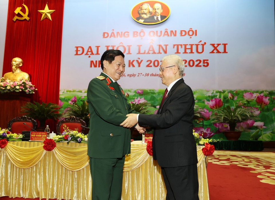 Tổng Bí thư, Chủ tịch nước Nguyễn Phú Trọng, Bí thư Quân ủy Trung ương và Đại tướng Ngô Xuân Lịch, Ủy viên Bộ Chính trị, Phó Bí thư Quân ủy Trung ương, Bộ trưởng Bộ Quốc phòng. (Ảnh: Trí Dũng/TTXVN)