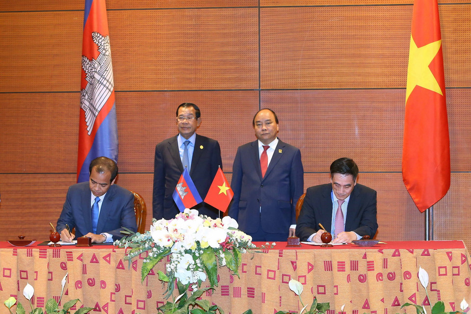 Thủ tướng Nguyễn Xuân Phúc và Thủ tướng Campuchia Hun Sen chứng kiến Lễ ký kết văn kiện hợp tác giữa hai nước. (Nguồn: TTXVN)