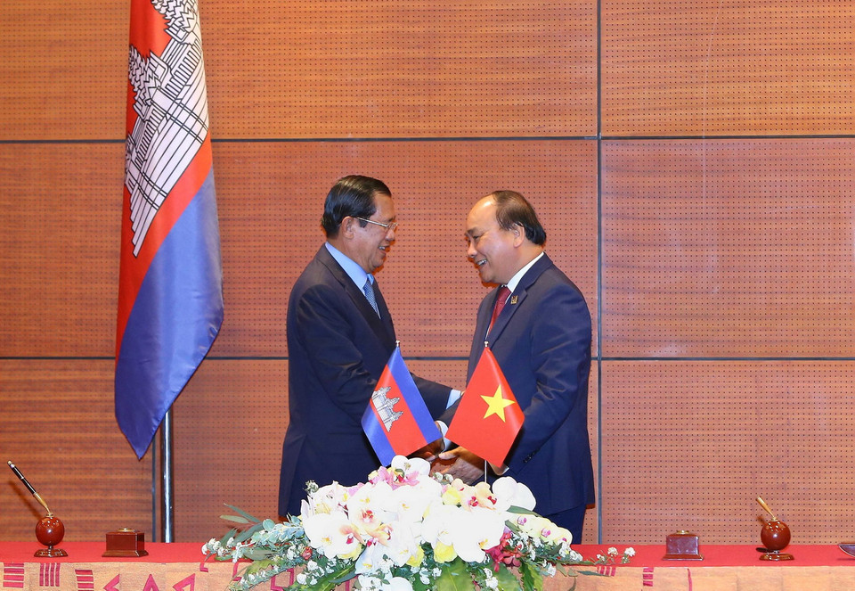 Thủ tướng Nguyễn Xuân Phúc và Thủ tướng Campuchia Hun Sen tại Lễ ký kết văn kiện hợp tác giữa hai nước. (Nguồn: TTXVN)