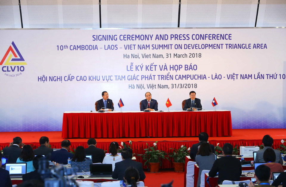 Ba Thủ tướng chủ trì họp báo thông báo kết quả Hội nghị Cấp cao CLV 10. (Ảnh: TTXVN)