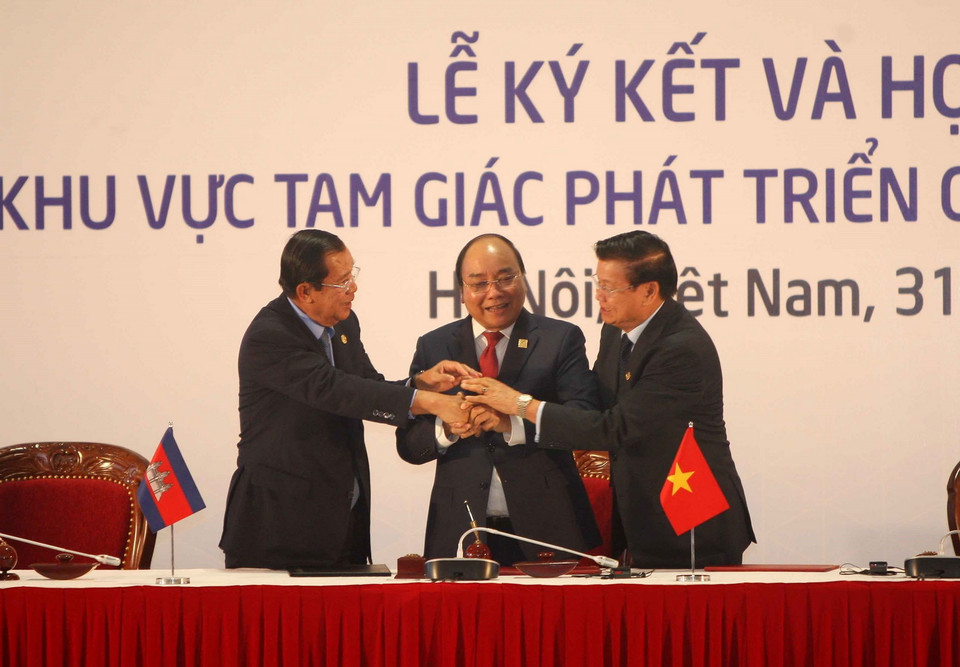 Ba Thủ tướng thể hiện tinh thần đoàn kết và hợp tác 3 nước sau khi ký kết Tuyên bố chung Hội nghị Cấp cao hợp tác Khu vực Tam giác phát triển Campuchia – Lào - Việt Nam (CLV) lần thứ 10. (Ảnh: TTXVN)