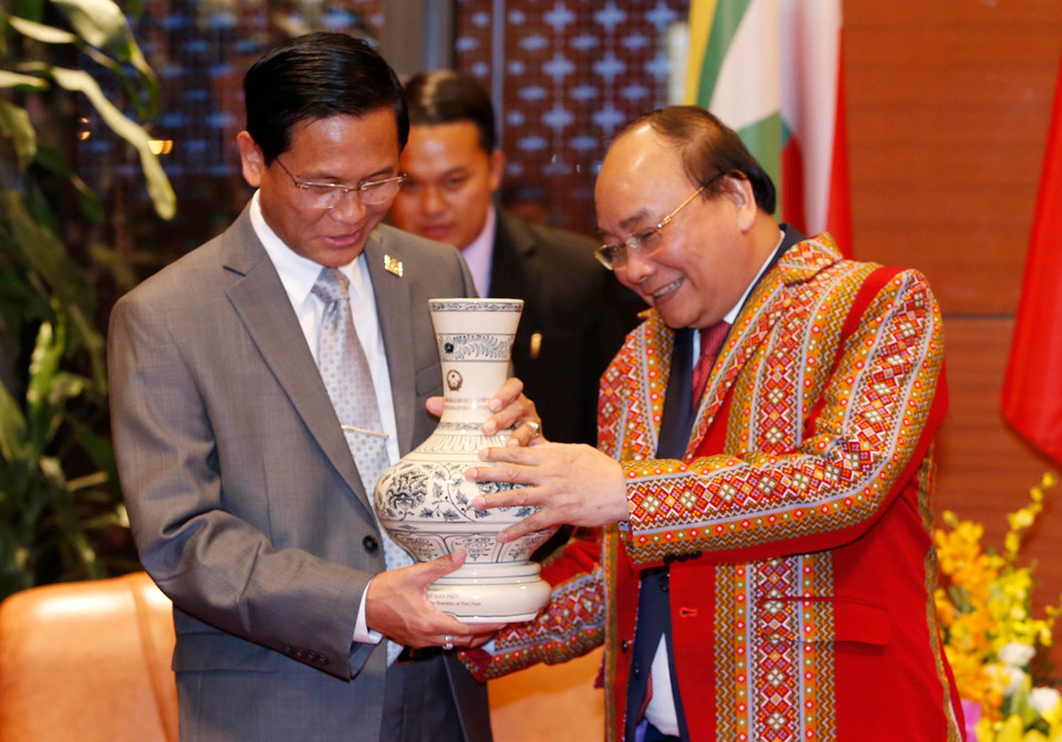  Thủ tướng Nguyễn Xuân Phúc tiếp Phó Tổng thống Myanmar U Henry Van Thio. (Nguồn: TTXVN) 